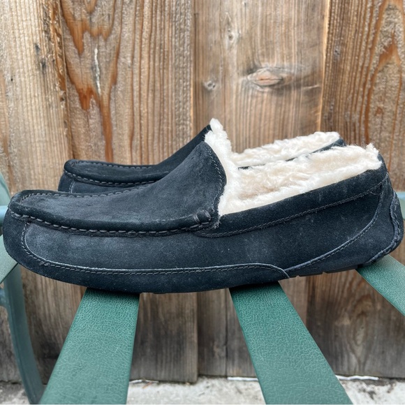 Some home slippers - Picture 4 of 8